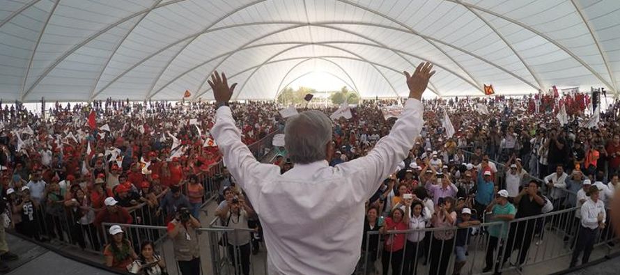 "López Obrador tiene una influencia religiosa en sus postulados en campaña, como...