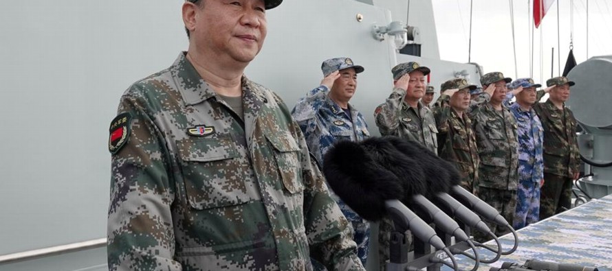 Xi pilotó el destructor de misiles Changsha, escuchó el himno nacional a cargo de la...