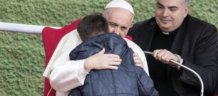 El papa Francisco aseguró hoy que Dios no abandona a las personas buenas, al contestar a la...