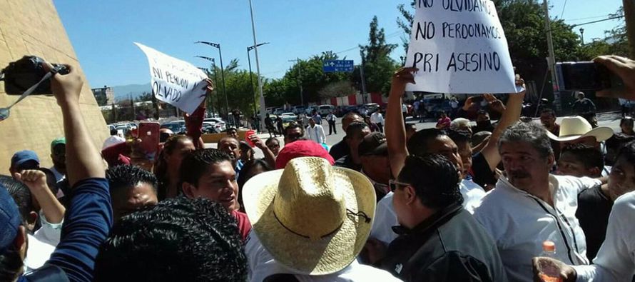 Este sábado se produjo un choque entre maestros de la CNTE y militantes del PRI, cuando los...