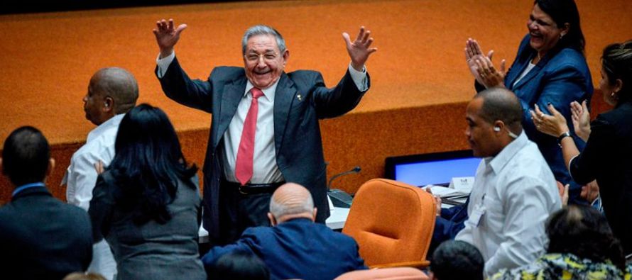 Raúl Castro tenía poco más de 20 años cuando comenzó su labor...