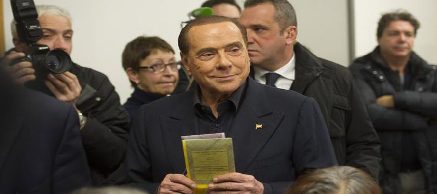 El ex primer ministro italiano Silvio Berlusconi califica de "absurda" la sentencia de un...
