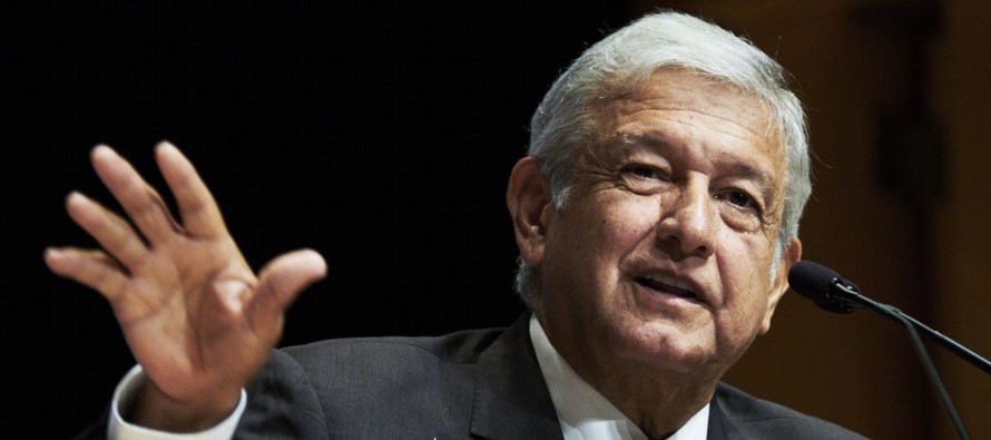 A López Obrador, segundo en el orden, se le veía concentrado, lejano al candidato de...