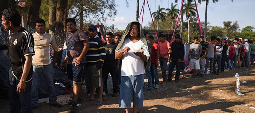La caravana migrante, integrada en su mayoría por hondureños, arrancó el...