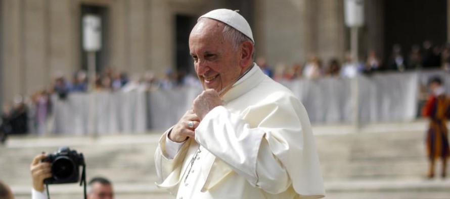 El papa Francisco pidió rezar a los fieles en la Plaza de San Pedro un padre nuestro por...