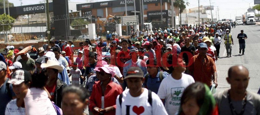 El grupo de 130 de los casi 1,500 que iniciaron el contingente "Viacrucis Migrante" fue...