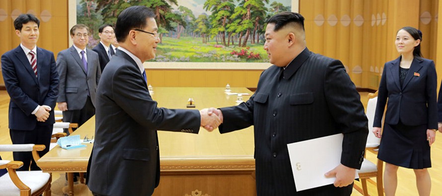 Moon y Kim Jong-un se sentaron frente a frente en la mesa ovalada de dialogo junto a dos...
