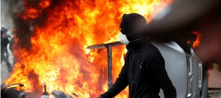 Las autoridades francesas dijeron que unos 1,200 manifestantes encapuchados y enmascarados vestidos...
