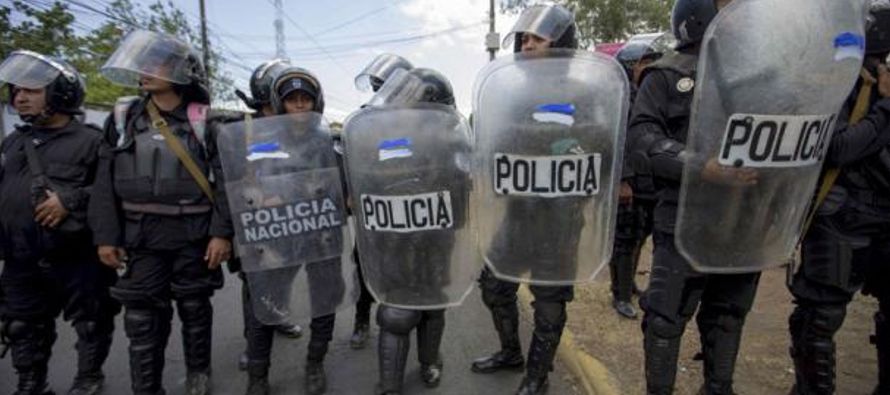 "Policía de Nicaragua. Únete al pueblo, ¡somos mayoría! El pueblo...