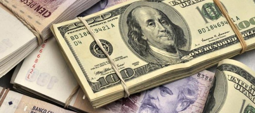 El dólar minorista aceleró el miércoles su tendencia alcista en Argentina, en...