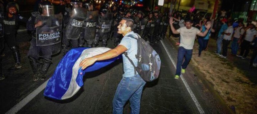 Las protestas antigubernamentales en Nicaragua duran ya 16 días y suman al menos 45 muertos,...