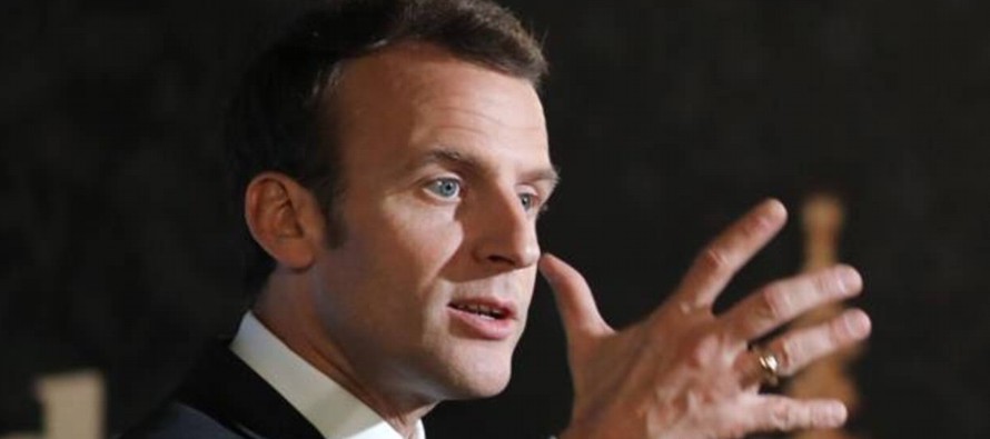 Macron mantiene su rumbo, no lo cambia a ritmo de golpe de encuestas, ni adapta su discurso en...