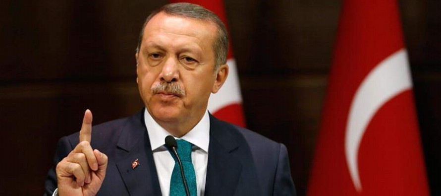 El presidente turco, quien ha adelantado las elecciones en casi un año y medio de noviembre...