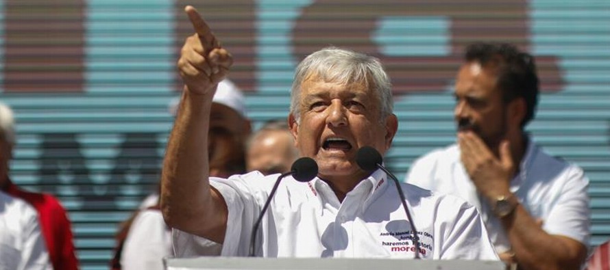 La piñata de López Obrador, quien aparece con una expresión sonriente en la...