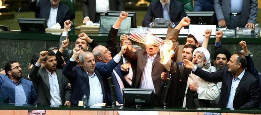 La improvisada protesta reflejó el enorme malestar en Irán por la decisión de...