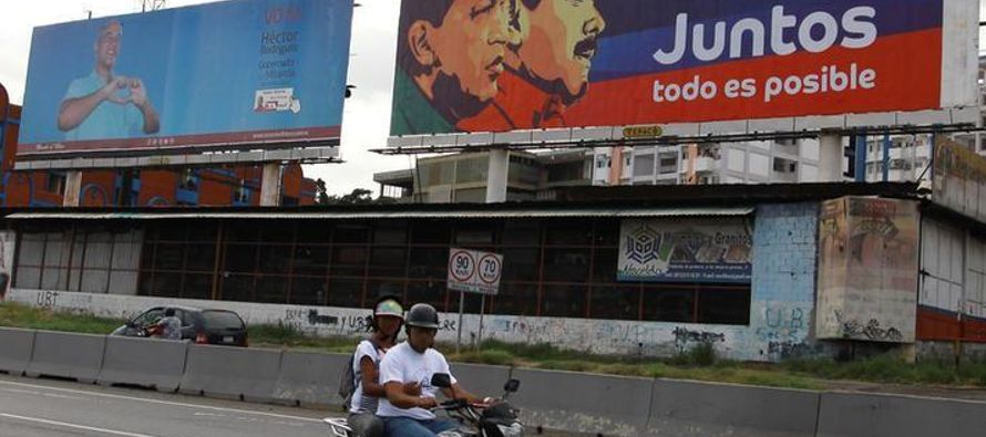 Maduro amenazó con medidas más fuertes, mientras funcionarios del gobierno visitaban...