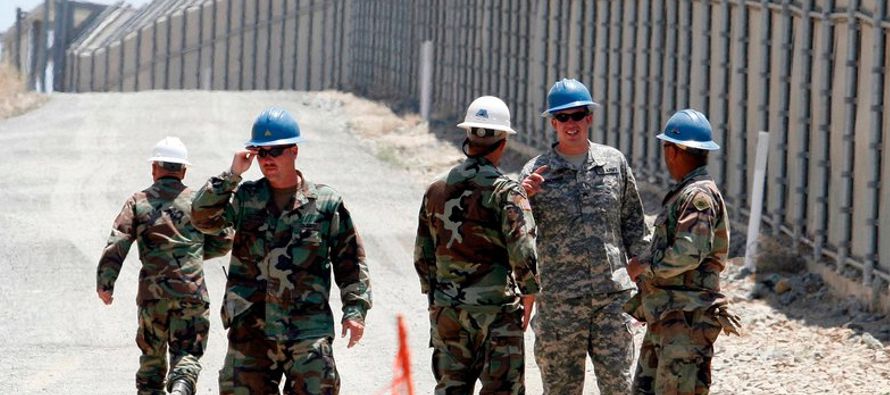 El gobernador Jerry Brown accedió a contribuir con 400 tropas al despliegue de la Guardia...