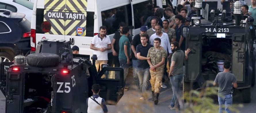 La Fiscalía de Estambul ha ordenado el arresto de 300 miembros del Ejército, de los...