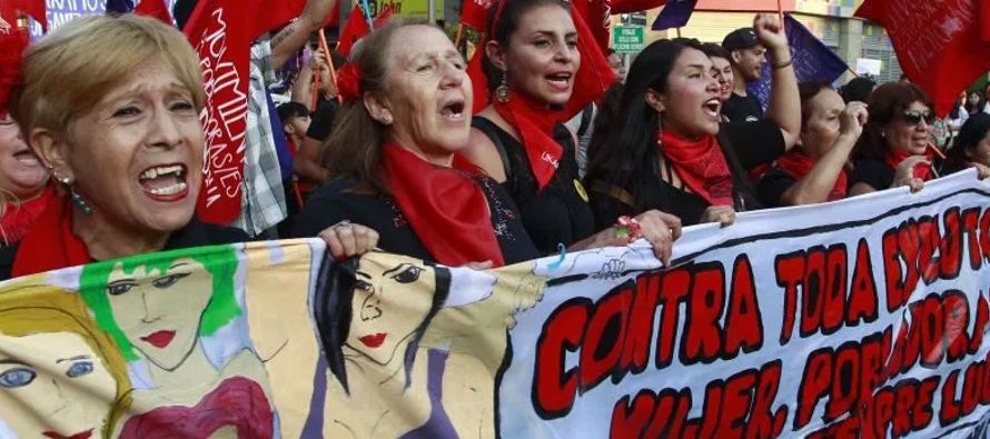 Miles de personas participaron esta noche en una nueva manifestación en la capital chilena...