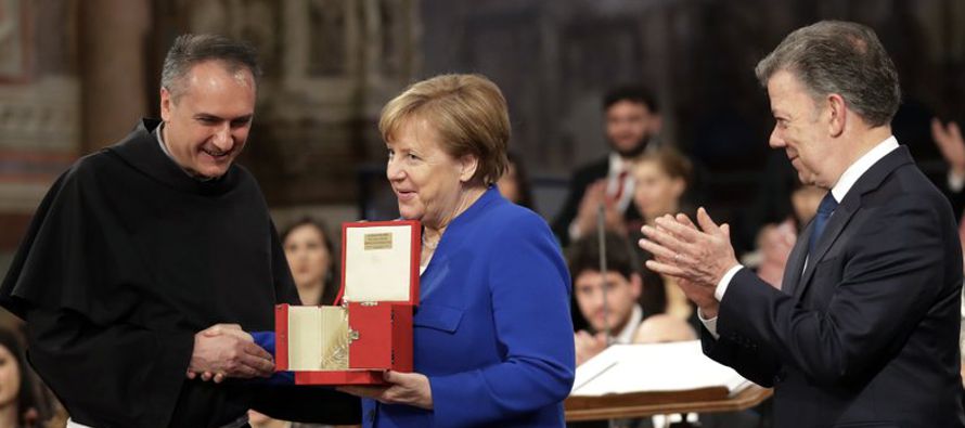 Merkel dijo que Alemania estaba siguiendo de cerca el desarrollo entre Israel e Irán, y...