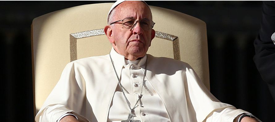 El papa, que hizo obispo a Barros, le defendió públicamente en varias ocasiones,...