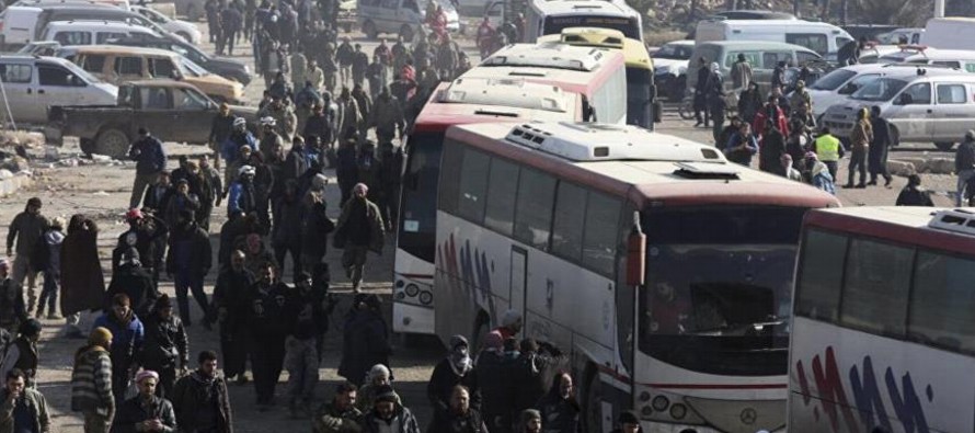 El Observatorio Sirio de Derechos Humanos informó de que un nuevo convoy de autobuses...