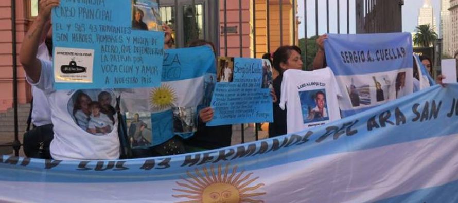 Las 44 familias se agolparon pacíficamente frente a las vallas de la Casa Rosada -sede del...