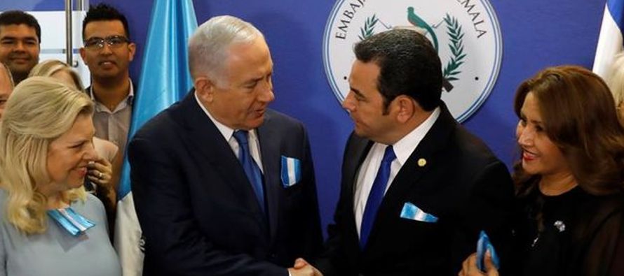 "Gracias, presidente Jimmy Morales, hoy hiciste historia", dijo Netanyahu, que...