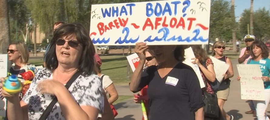 Los maestros en Arizona están recaudando firmas para un referéndum en que se...