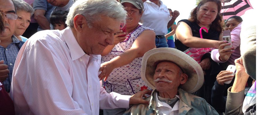 El candidato izquierdista Andrés Manuel López Obrador presenta su gestión al...