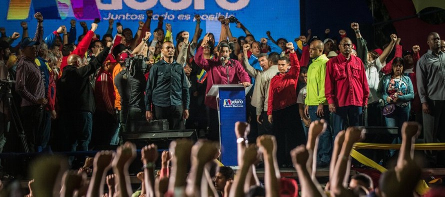 Los funcionarios del Consejo Nacional Electoral (CNE) declararon a Maduro como el ganador la noche...