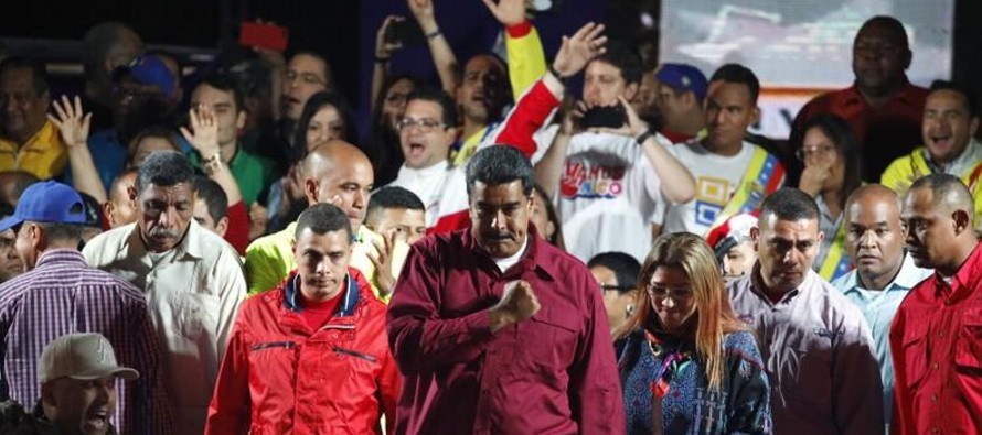 Desde la oposición acusan a Maduro de violar los derechos humanos, de no permitir la libre...