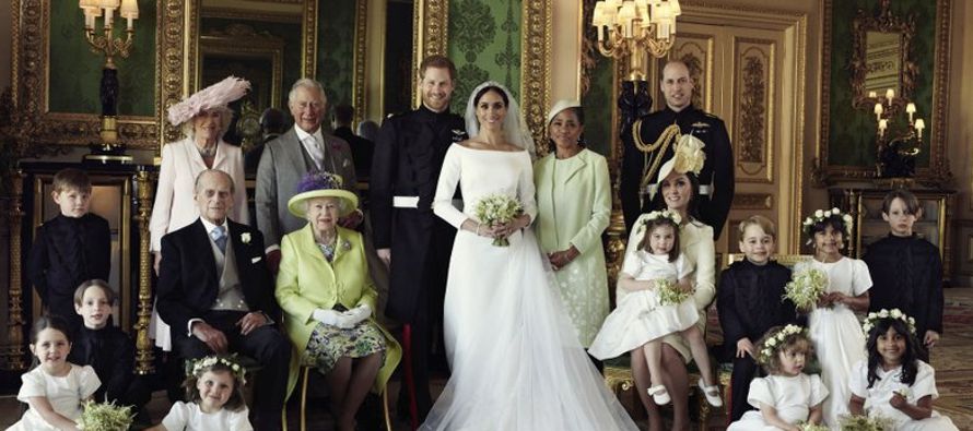 Una segunda imagen muestra al duque y la duquesa de Sussex, como ahora se les conoce, solo con los...