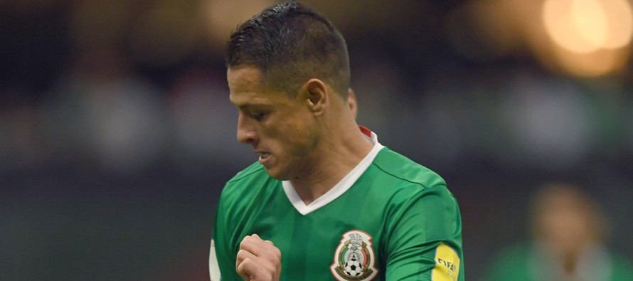 El goleador mexicano del West Ham United, Javier 'Chicharito' Hernández,...