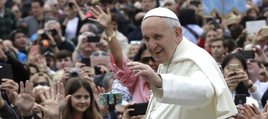 El pontífice guió a los miles de fieles congregados en la Plaza de San Pedro a una...