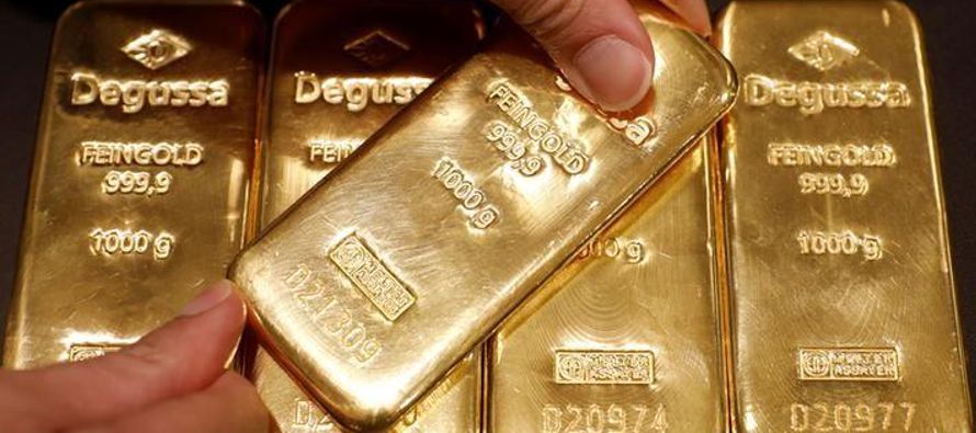 El oro tiende a subir cuando el dólar se debilitaporque esto hace que los lingotes sean...