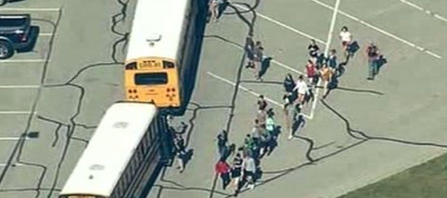 Tras el ataque, los alumnos fueron enviados en autobús al gimnasio de la secundaria...