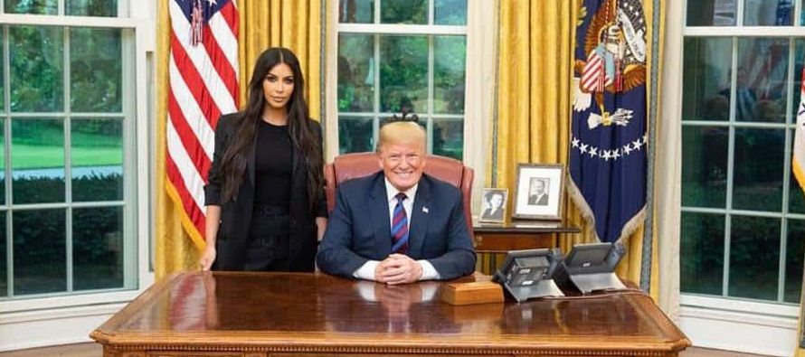 Trump publicó en Twitter una foto de la visita a la Casa Blanca de Kardashian, con la que...