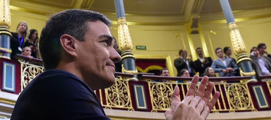 Sánchez, líder de los socialistas españoles, fue investido hoy jefe del...