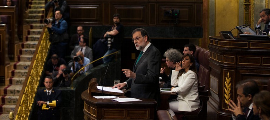Rajoy felicitó a Sánchez en su discurso de despedida a los diputados el viernes,...