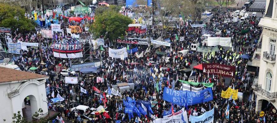 Los manifestantes confluían en Buenos Aires en la llamada Marcha Federal iniciada hace...