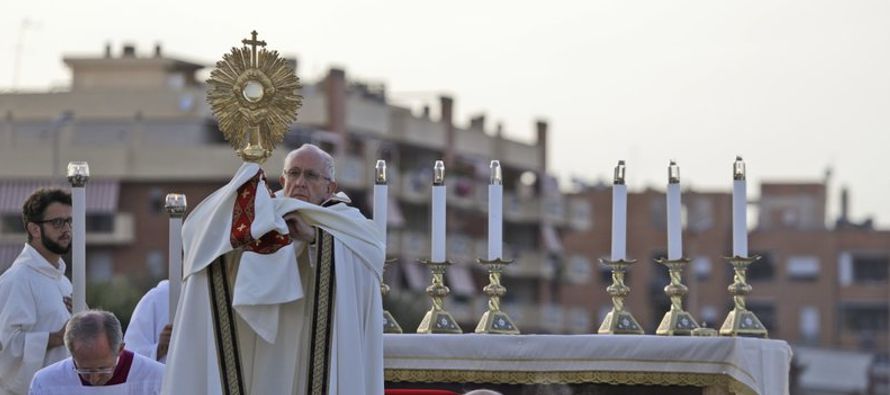 El papa Francisco exhortó el domingo a los habitantes de un suburbio de Roma azotado por la...