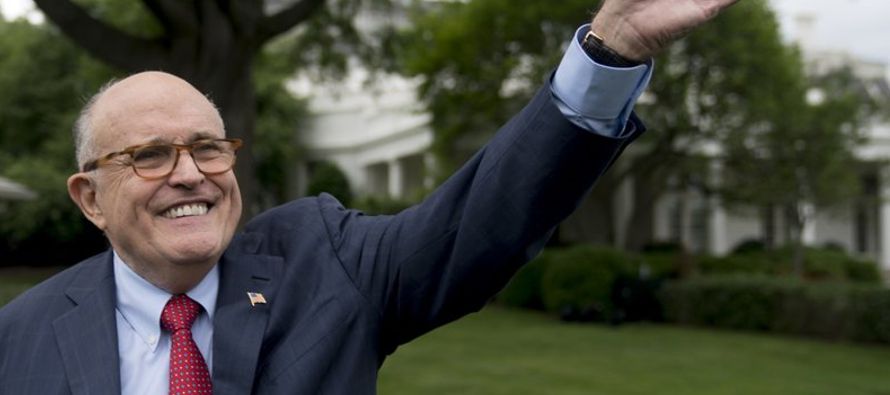 "Solo es resaltar que el presidente es la figura dominante", declaró Giuliani a la...