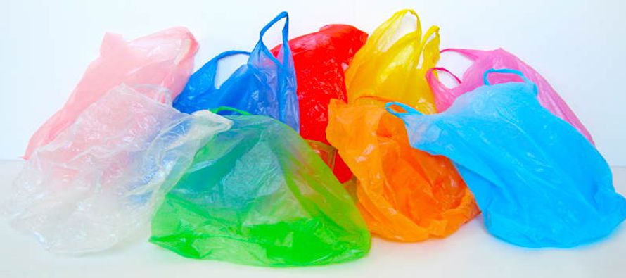 Los productores de bolsas plásticas no saben ahora si apuntar hacia productos biodegradables...