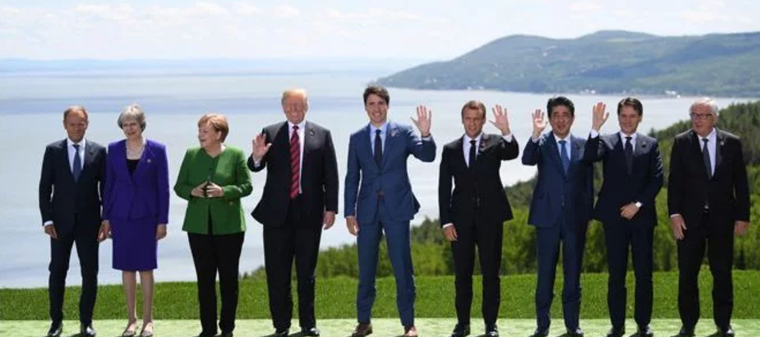 Al final de la foto de familia se pudo observar cómo la canciller alemana, Angela Merkel, se...