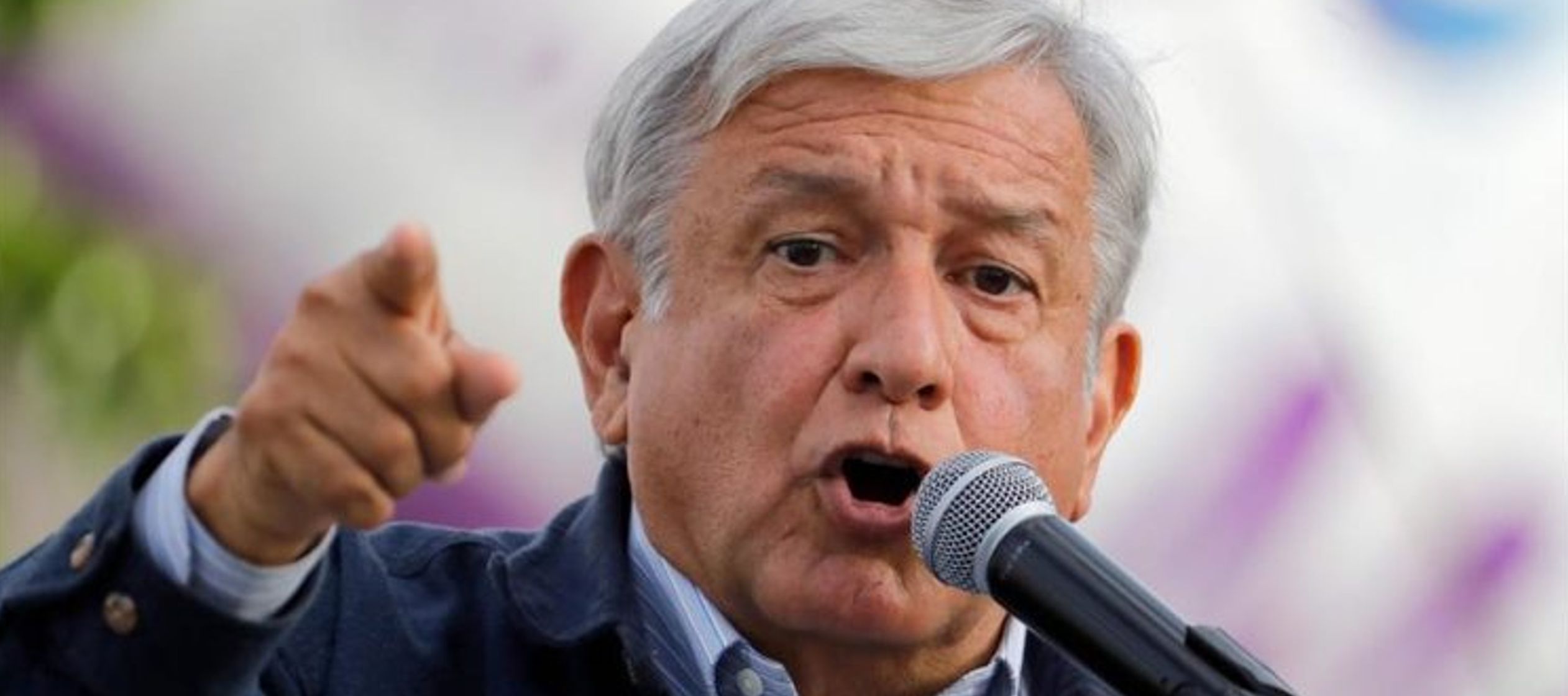 Tras un acto electoral, López Obrador calificó este "bombardeo de llamadas"...