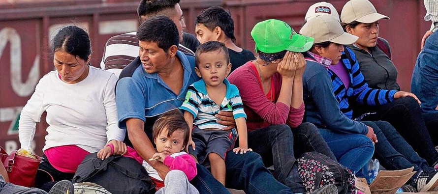 En los últimos días, decenas de inmigrantes, entre ellos miembros de la caravana...