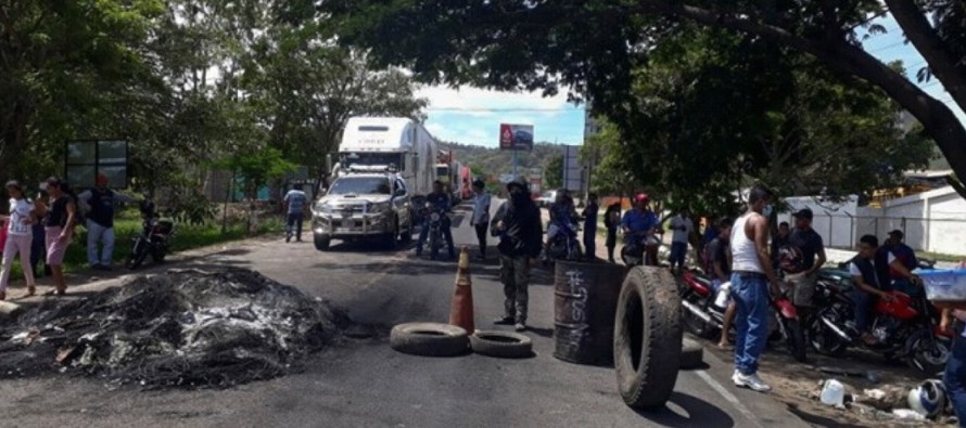 De unos 40 bloqueos que había en Nicaragua hasta la madrugada del sábado, el...