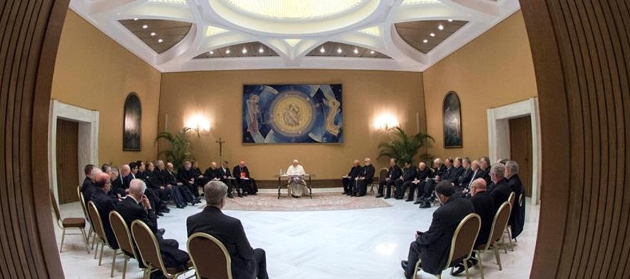 El pasado mayo, el papa Francisco mandó llamar a 34 obispos chilenos al Vaticano y estos...