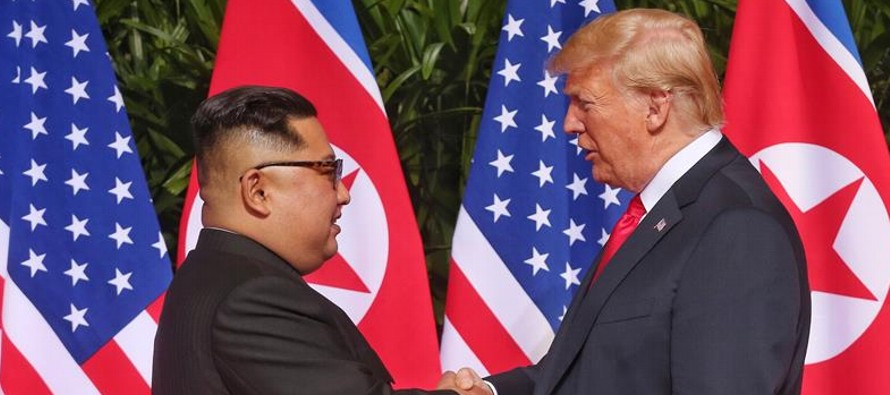 Después de tres horas y media de reuniones, Trump y Kim salieron de la sala donde almorzaron...
